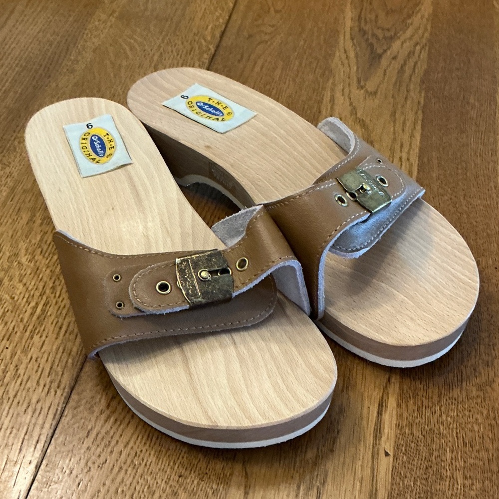 Woman’s Dr. Scholl’s tan The Original slide sandal. Size 6. Barely worn! Cute!